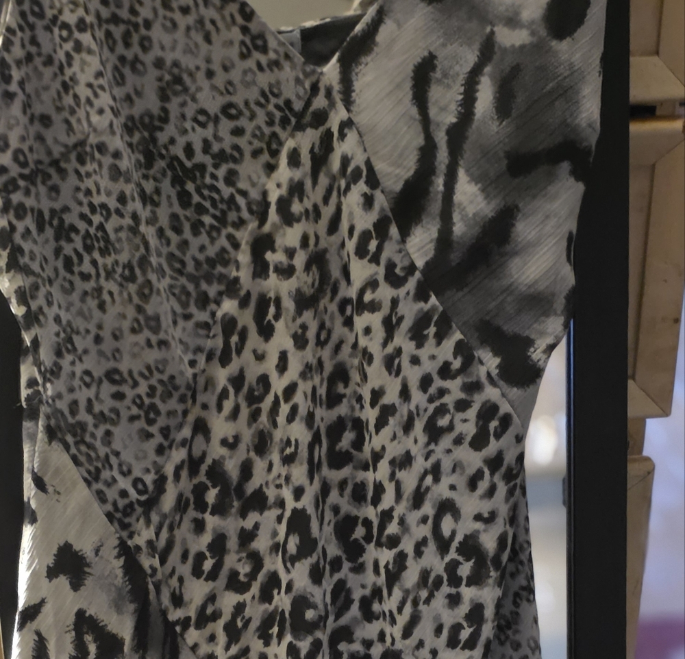 Leopard Print Sleeveless DesigDress So Beautiful . Tight Around My Bust Line 44D - Picture 2 of 3